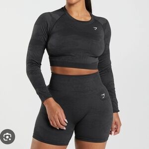 2 PIECE Gymshark Adapt Camo Long Sleeve + Shorts - Onyx Black Camo, size Small